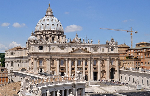 Nhà nguyện St. Peter: Công trình kiến trúc này là một trong những địa điểm không thể bỏ qua khi tham quan Rome. An ninh nơi đây được bảo vệ nghiêm ngặt và du khách thường phải xếp hàng dài để vào cửa. Khu hầm mộ phía dưới bên trái tháp thờ chôn cất những vị giáo hoàng từ hàng trăm năm nay là điểm độc đáo nhất của nhà nguyện St.Peter. Ảnh: Reidsitaly.